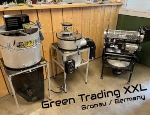 Hier zijn de alt-teksten voor de producten van Green Trading XXL:1. **Trimpro Rotor**: Een roterende trimmachine met een robuuste, zilverkleurige behuizing. Ideaal voor het efficiënt trimmen van planten. De machine is voorzien van een opvangsysteem voor afval en is geschikt voor professioneel gebruik.2. **DTC Eco Trimmer**: Een krachtige, zwart-witte trimmachine. Ontworpen voor hoge efficiëntie bij het trimmen van gewassen. Uitgerust met een stevige motor en een eenvoudige bediening. Dit model is geschikt voor alle soorten knipwerk.3. **Luchtventilatie systeem**: Een ventilatiesysteem dat perfect aansluit op trimmachines. Het zorgt voor een optimale luchtcirculatie in de werkruimte. De koffer is duurzaam en gemaakt van hoogwaardige materialen, wat bijdraagt aan een milieuvriendelijke werkomgeving.Alle producten zijn ontworpen met aandacht voor duurzaamheid en gebruiksgemak in de professionele tuinbouw.