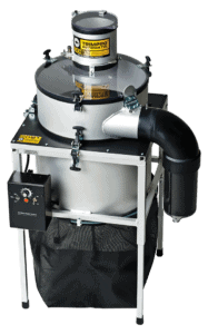 Trimpro Automatik, een professionele trimmer en droger, vervaardigd uit duurzaam aluminium en staal. Het apparaat is uitgerust met een grote, transparante bovenkap en een krachtige luchtkanalering. De trimmer heeft een geavanceerde snelheidsregelaar aan de onderzijde, en is ontworpen voor gebruik in de tuinbouwsector. Met een modern en efficiënt ontwerp zorgt deze trimmer voor optimale verwerkingscapaciteit van gewassen. Geschikt voor diverse soorten plantmaterialen, biedt het ook voordelen op het gebied van duurzaamheid en arbeidsefficiëntie.