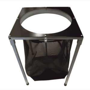 Rechthoekig afvalbakframe van metaal met een zwart bovenblad en een ronde opening. Het frame ondersteunt een zwarte netten zak die aan de onderzijde is bevestigd. Deze combinatie zorgt voor een efficiënte afvalverwerking. Het product is ontworpen voor gebruik in diverse omgevingen en is geschikt voor zowel binnen- als buitentoepassingen. Het gebruik van duurzame materialen draagt bij aan de milieuvriendelijkheid van dit product.