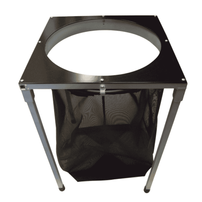 Rechthoekig afvalbakframe van metaal met een zwart bovenblad en een ronde opening. Het frame ondersteunt een zwarte netten zak die aan de onderzijde is bevestigd. Deze combinatie zorgt voor een efficiënte afvalverwerking. Het product is ontworpen voor gebruik in diverse omgevingen en is geschikt voor zowel binnen- als buitentoepassingen. Het gebruik van duurzame materialen draagt bij aan de milieuvriendelijkheid van dit product.