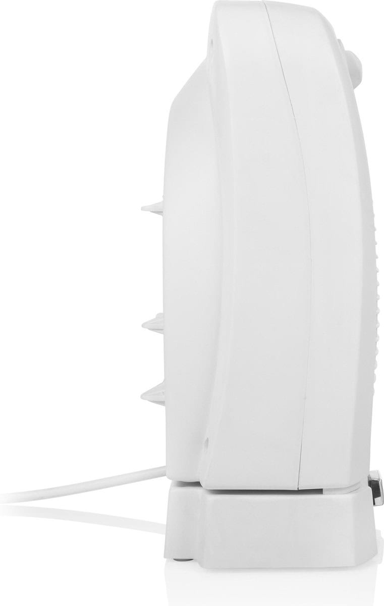 Ventilator in wit kunststof met een compact ontwerp. Het apparaat is uitgerust met een stevige basis en een snoer voor eenvoudige aansluiting op een stopcontact. Dit model is geschikt voor gebruik in huis of op kantoor en biedt een efficiënte luchtcirculatie. De ventilator heeft meerdere snelheden voor optimale aanpassing aan de omgeving. Het duurzame materiaal en het energiezuinige ontwerp maken het een milieuvriendelijke keuze. Geschikt voor gebruik in kleine tot middelgrote ruimtes.