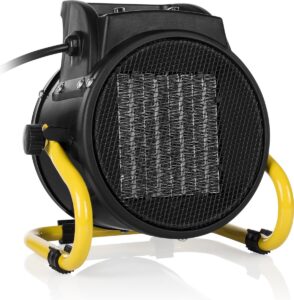Heater met een ronde zwarte behuizing en een gele metalen standaard. Het apparaat is ontworpen voor efficiënte verwarming en is geschikt voor zowel binnen- als buitentoepassingen. Het heeft een eenvoudig bedieningspaneel en een roosterveiligheid voor optimale bescherming. Dit model is lichtgewicht, waardoor het gemakkelijk te verplaatsen is. Ideaal voor gebruik in garages, werkplaatsen of tijdens buitenactiviteiten. Het apparaat heeft een energiezuinige werking en voldoet aan milieuvriendelijke normen.