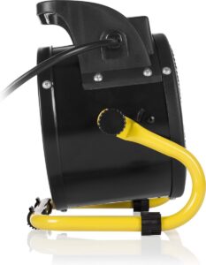 Luchtventilator met een zwart en geel ontwerp, vervaardigd uit stevige kunststof. De ventilator is uitgerust met een instelbare snelheid, zichtbaar door de draaiknop aan de zijkant. De voet is geel, waardoor Stabiliteit gegarandeerd is tijdens gebruik. Geschikt voor het koelen van ruimtes of het verbeteren van de luchtcirculatie. Dit product heeft een energiezuinige werking en draagt bij aan een milieuvriendelijke benadering van luchtbehandeling.