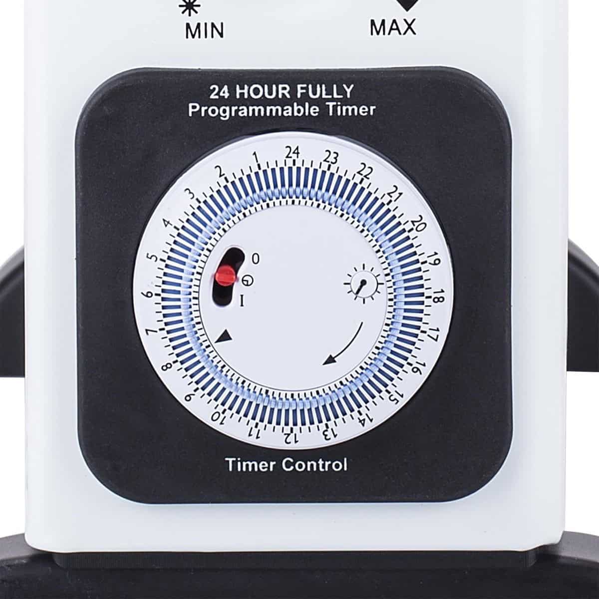 Programmeerbare timer met een volledig bereik van 24 uur. De timer heeft een wijzerplaat met duidelijke cijfers en een indicator voor de geselecteerde tijd. De behuizing is wit met zwarte accenten en biedt eenvoudige bediening, waarbij instellingen eenvoudig kunnen worden aangepast. Geschikt voor verschillende toepassingen, zoals tuinverlichting of aquariums. Het ontwerp bevordert energie-efficiëntie door automatisch in te stellen wanneer apparaten in- of uitgeschakeld worden.