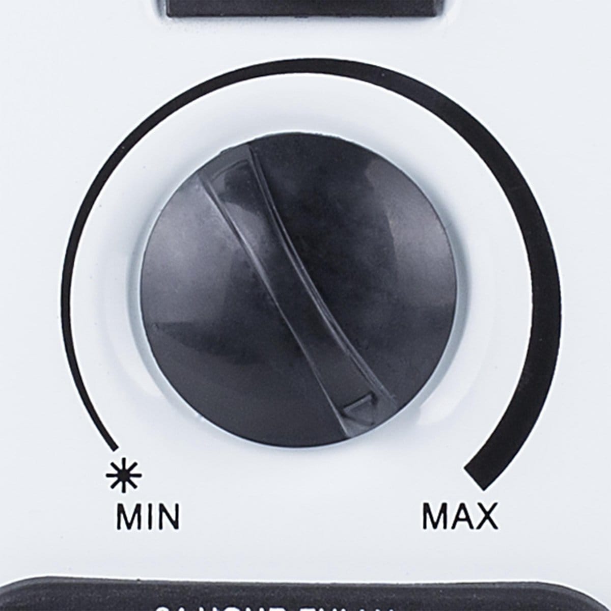Draaiknop voor het instellen van de temperatuur of intensiteit, gemarkeerd met de termen 'MIN' en 'MAX'. De knop is zwart op een witte achtergrond, wat zorgt voor een goed contrast. Geschikt voor gebruik in elektrische apparaten met verschillende instellingen. Het ontwerp is functioneel en gebruikersvriendelijk, ideaal voor een duurzame en efficiënte werking.