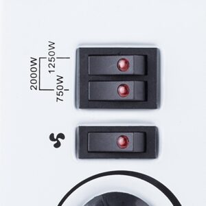 Regelpaneel van een elektrische heater met twee schakelaarknoppen en een temperatuurregelknop. De schakelaarknoppen zijn zwart met rode indicatorlampjes en geven een vermogen aan van 750 W, 1250 W en 2000 W. De temperatuurregelknop bevindt zich onder de schakelaars en heeft een cirkelvormige afbeelding. Het ontwerp is functioneel en geschikt voor gebruik in verschillende omgevingen, zoals woningen of werkruimtes.