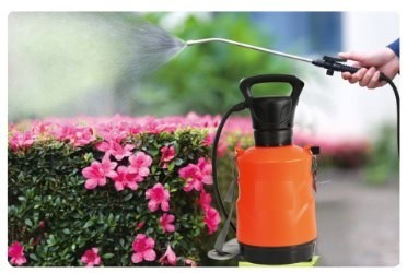 Drukspuit in opvallend oranje kleur, vervaardigd van duurzaam kunststof. Geschikt voor het aanbrengen van vloeistoffen in de tuin, zoals insecticiden en meststoffen. Voorzien van een ergonomische handgreep voor comfortabel gebruik en een verstelbare spuitkop voor verschillende sproeipatronen. Capaciteit en inhoud zijn ideaal voor zowel kleine als grote tuinen. Het product is ontworpen met een focus op gebruiksvriendelijkheid en milieuvriendelijke toepassingen.