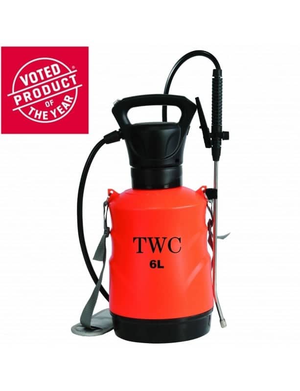 Handspuit TWC met een capaciteit van 6 liter, vervaardigd uit duurzaam kunststof in helderrood. Voorzien van een ergonomisch handvat en een schouderband voor gemakkelijk transport. Deze handspuit is ideaal voor het bestrijden van ongedierte en het besproeien van planten. Geschikt voor zowel binnen- als buitentoepassingen en ontworpen met aandacht voor gebruiksvriendelijkheid.