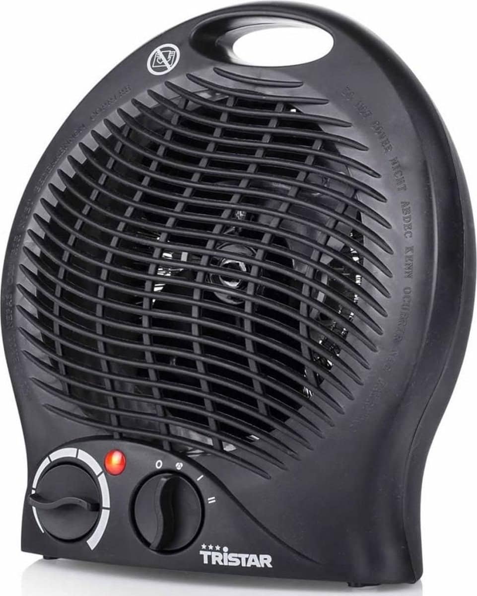 De Tristar KA-5037 Ventilatorkachel 2kW is een zwarte draagbare kachel met een groot rooster aan de voorkant, twee regelknoppen, een indicatielampje en een handvat aan de bovenkant, afgebeeld tegen een effen witte achtergrond.