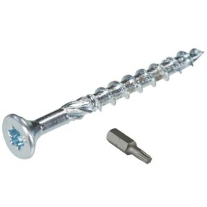 Schroef gemaakt van verzinkt staal, ontworpen voor houtbewerking. De schroef heeft een lengte van ongeveer 50 mm en een grote, platte kop voor een stevige bevestiging. Bijgevoegd is een speciale bit voor een optimale grip bij het vastdraaien. Deze schroef biedt duurzaamheid en corrosiebestendigheid, wat bijdraagt aan een langdurige toepassing in verschillende constructies. Ideaal voor zowel binnen- als buitentoepassingen.