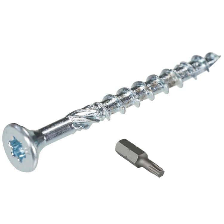 Schroef gemaakt van verzinkt staal, ontworpen voor houtbewerking. De schroef heeft een lengte van ongeveer 50 mm en een grote, platte kop voor een stevige bevestiging. Bijgevoegd is een speciale bit voor een optimale grip bij het vastdraaien. Deze schroef biedt duurzaamheid en corrosiebestendigheid, wat bijdraagt aan een langdurige toepassing in verschillende constructies. Ideaal voor zowel binnen- als buitentoepassingen.