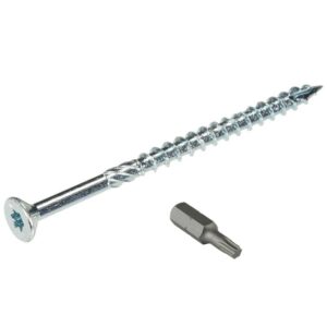 Schroef met een verzonken kop en een schroefdraad, uitgevoerd in verzinkt staal. De lengte van de schroef is geschikt voor verschillende bevestigingstoepassingen. Inclusief een bijpassende schroevendraaier bit voor eenvoudige installatie. Geschikt voor binnen- en buitentoepassingen en biedt weerstand tegen corrosie door de verzinkte afwerking. Ideaal voor houtverbindingen en constructieprojecten.