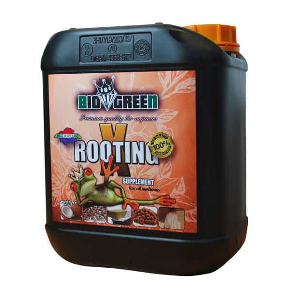 Bio Green V Rooting is een biologische supplement voor het bevorderen van de wortelontwikkeling bij alle soorten planten. Het product is verpakt in een zwarte kunststof container met een capaciteit van 5 liter. De verpakking bevat informatie over het gebruik en de toepassing van het supplement. Het product is samengesteld uit 100% natuurlijke ingrediënten, wat bijdraagt aan duurzame tuinierspraktijken. De opvallende oranje en groene kleuren op de verpakking benadrukken de milieuvriendelijke aard van het product.