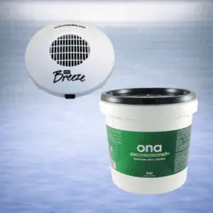 Een witte ronde luchtreiniger met het label ona Breeze is gemonteerd boven een grote witte en groene kuip met het label ona Apple Crumble Gel op een lichtblauwe achtergrond met kleurverloop.