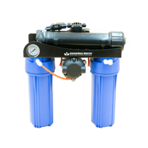 Een tweefasig waterfiltersysteem met twee grote blauwe filterbehuizingen en een zwarte bovenkant met de naam GrowMax Water, met een manometer en aangesloten slangen op een witte achtergrond.