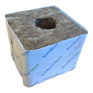 Wuchshilfe im Anzuchtblock für gesundes Pflanzenwachstum und Wurzelentwicklung.