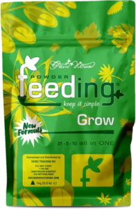 Groene plantvoeding in zakje met bladeren en bloemen, geschikt voor gezonde groei.