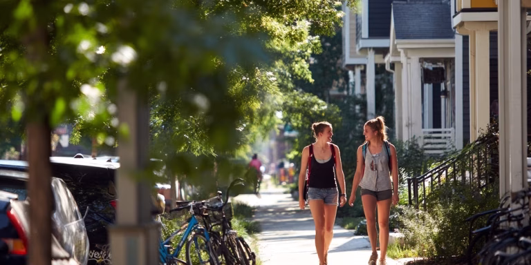 students walking toward their off-campus student housing in columbus