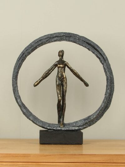 Beeld voor binnen – Bronskleurig – Polystone – Jij bent ’t middelpunt – 39x37x11 cm