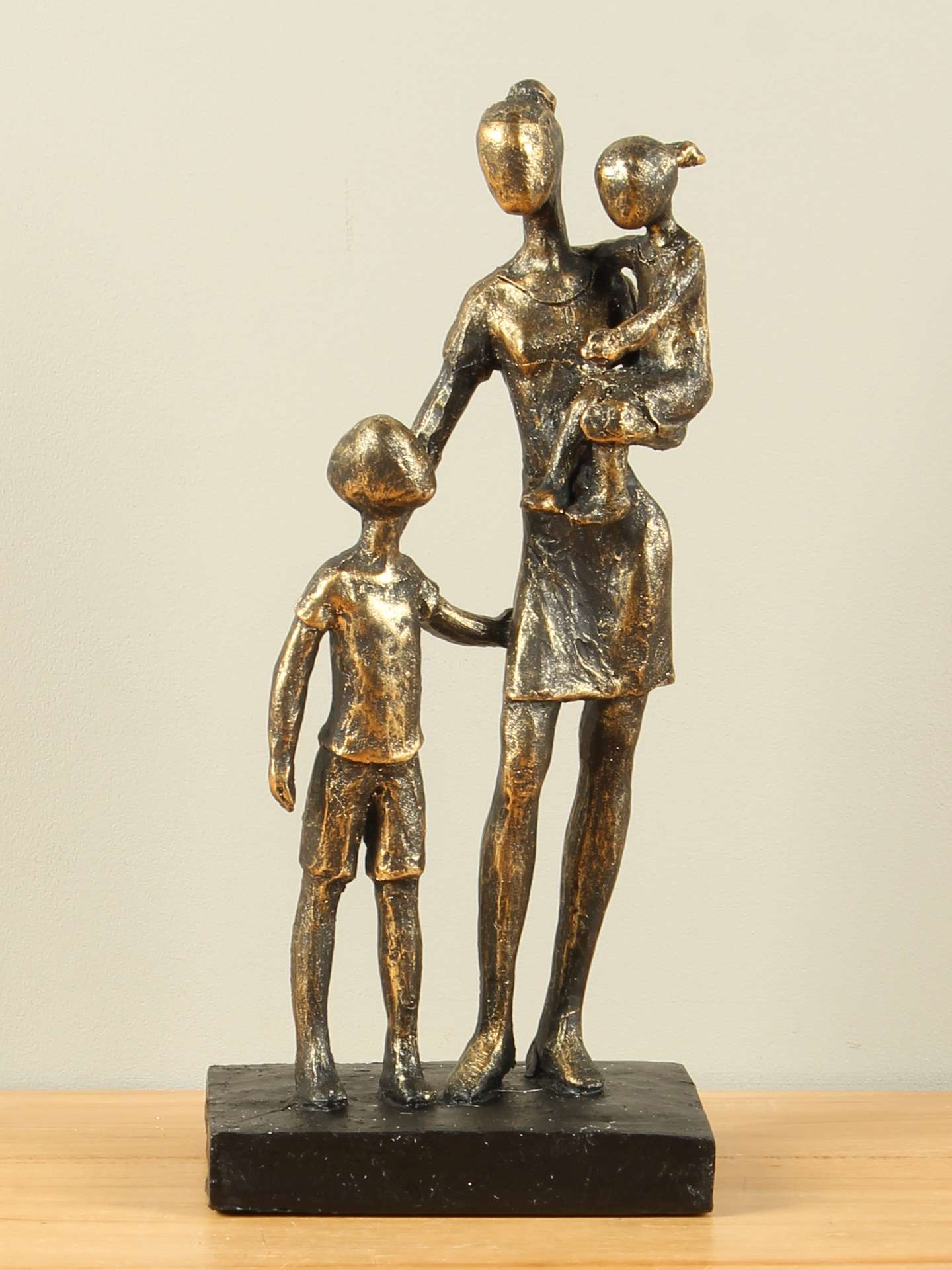 Beeld voor binnen - Bronskleurig - Polystone - Moeder met 2 kinderen - 27x12x5 cm