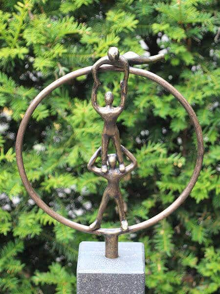 Beeld voor binnen of buiten - Brons - 3 Mensen in Cirkel