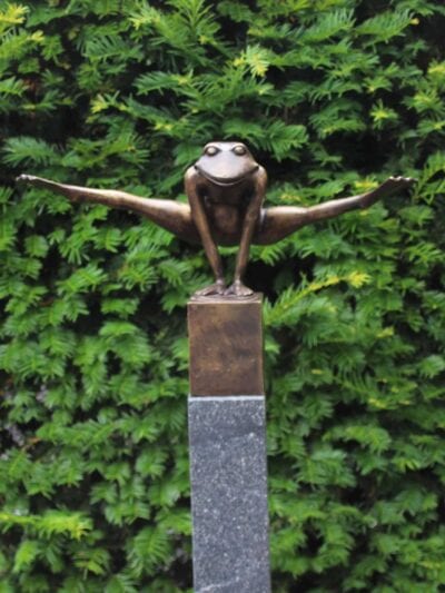 Beeld voor binnen of buiten – Brons – Kikker Jump op blokje – 26x40x18 cm