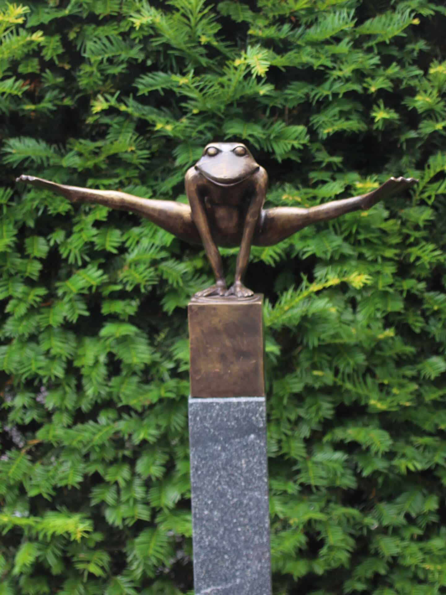 Beeld voor binnen of buiten - Brons - Kikker Jump op blokje - 26x40x18 cm