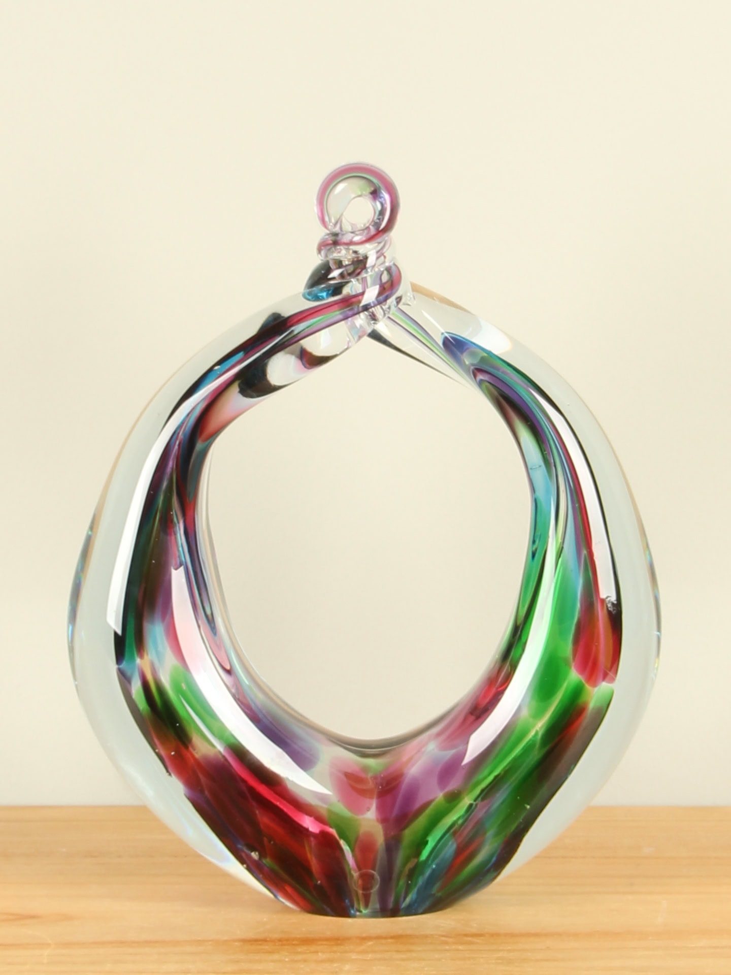 Glassculptuur - Multicolor - Glas - ring met knoop groen/paars/blauw, 28 cm - 28x23x8 cm