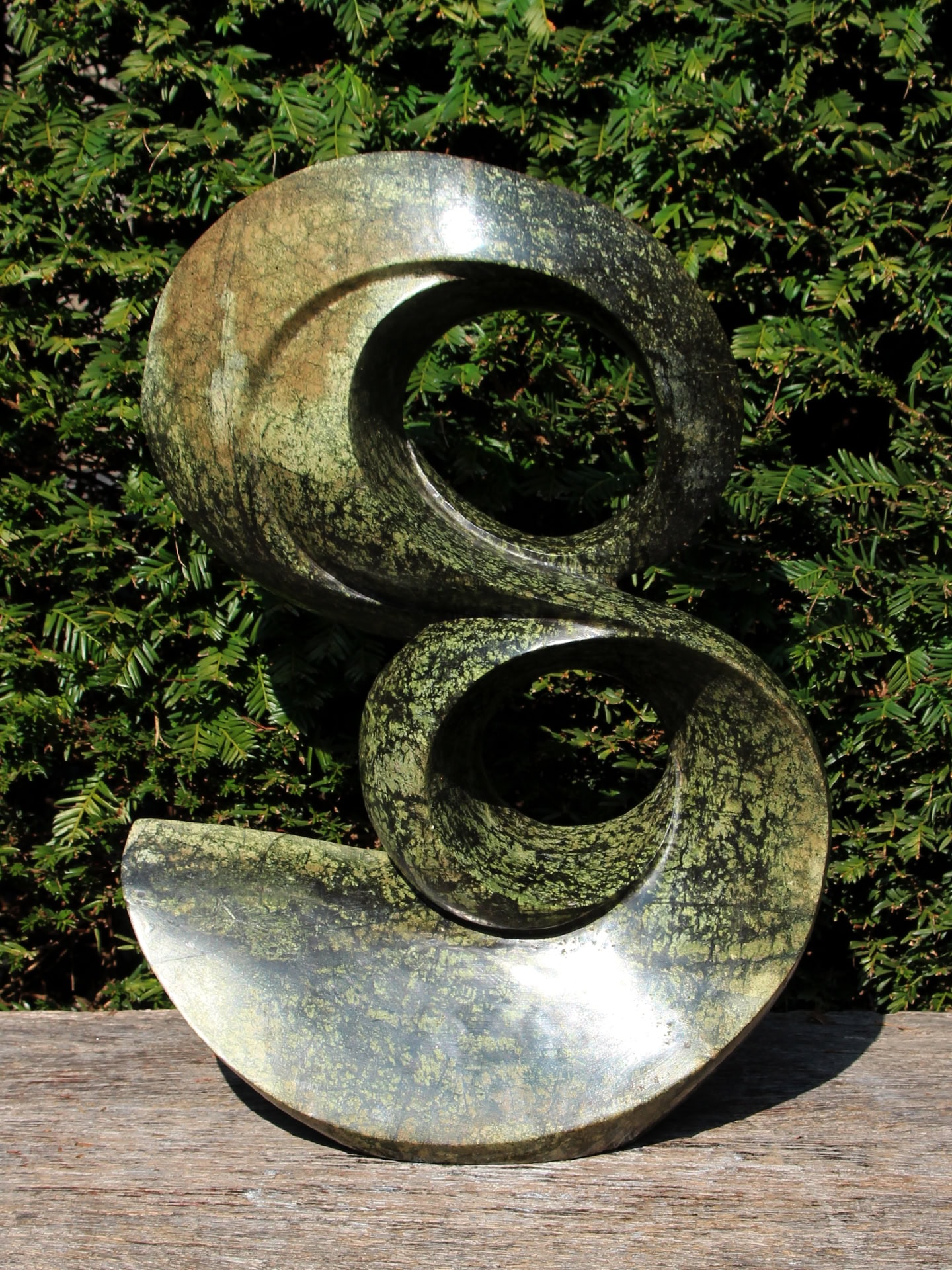 Tuinbeeld - Cheetah jade - Groen - Natuursteen - Swan - 45x30x15 cm
