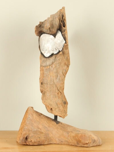 Houtdecoratie op standaard – Lichtbruin – Teakhout – decoratie op standaard met aluminium detail JT 8 – 32x20x12 cm