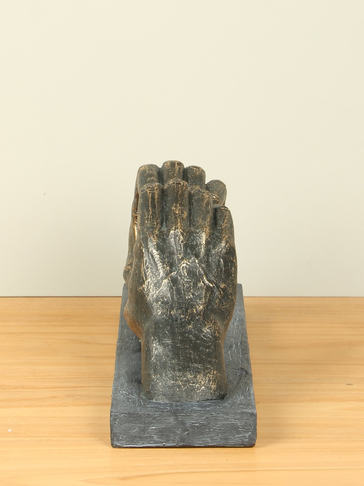 Beeld voor binnen - Bronskleurig - Polystone - Hart uit handen - 15x36x10 cm - Afbeelding 2