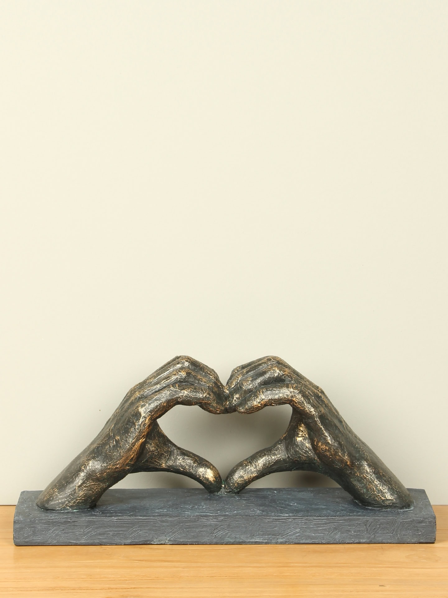 Beeld voor binnen - Bronskleurig - Polystone - Hart uit handen - 15x36x10 cm - Afbeelding 3