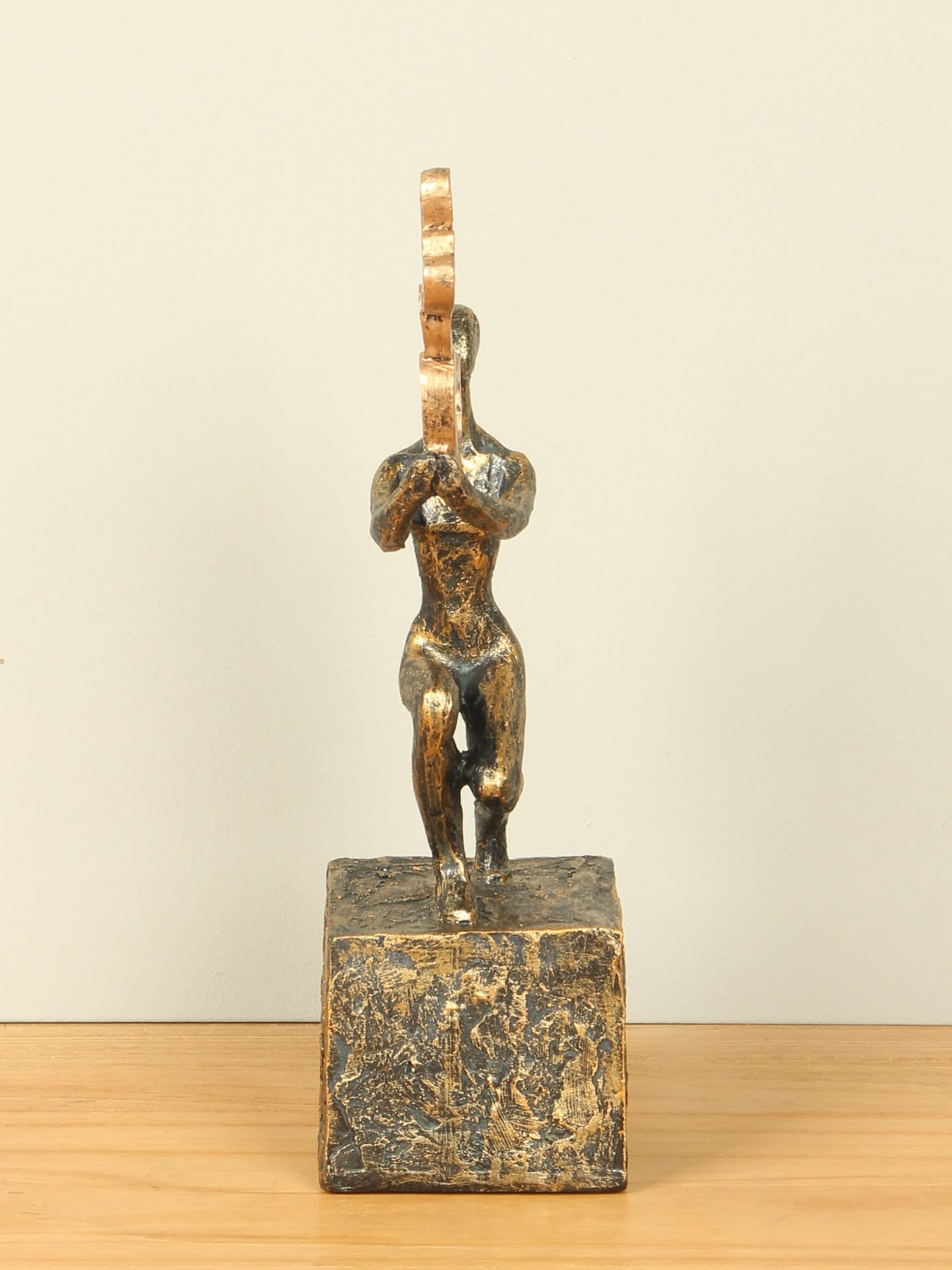 Beeld voor binnen - Bronskleurig - Polystone - Liefde doorgeven - 24x10x7 cm - Afbeelding 2