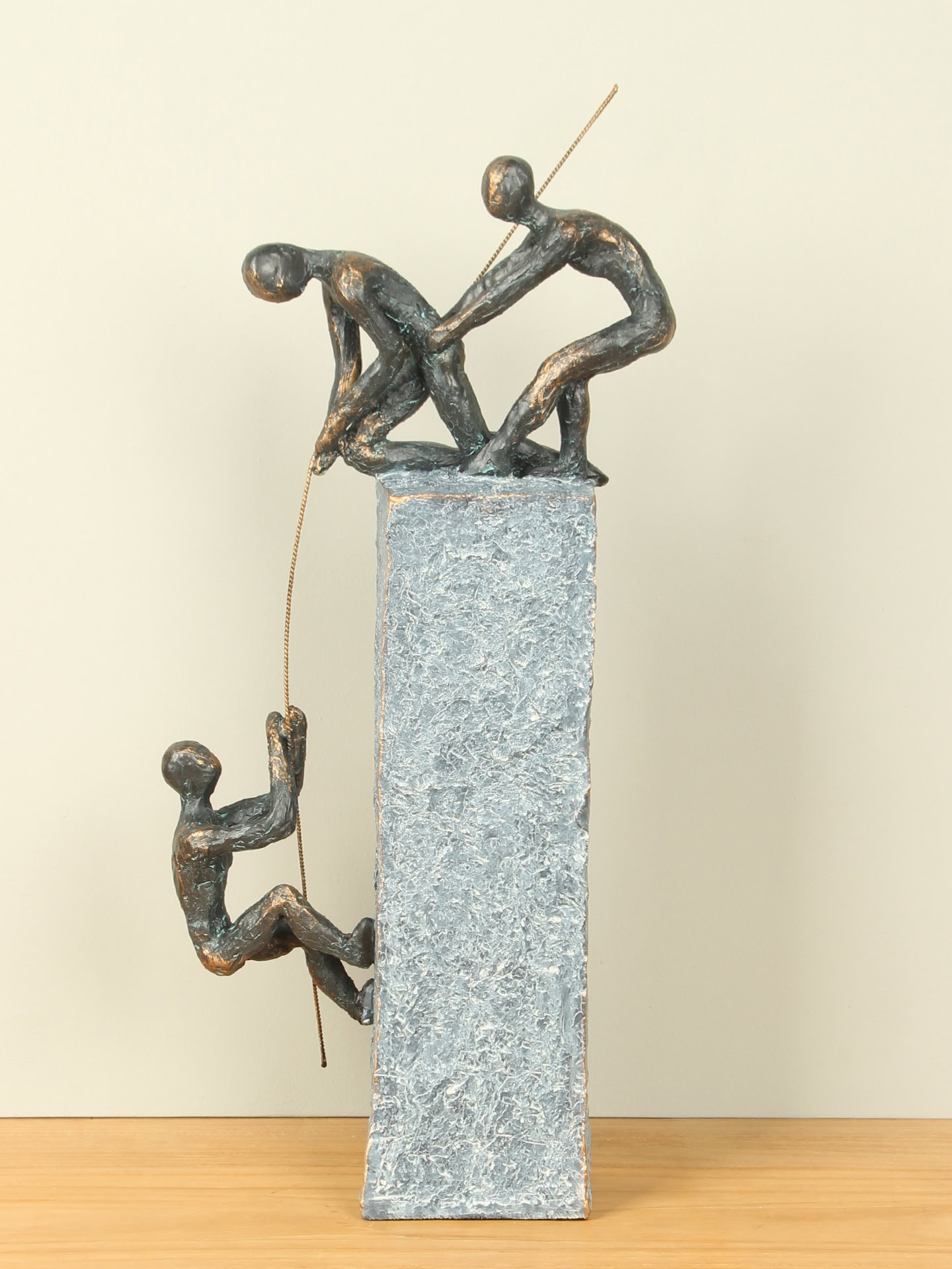 Beeld voor binnen - Bronskleurig - Polystone - Op elkaar vertrouwen - 43x18x5 cm