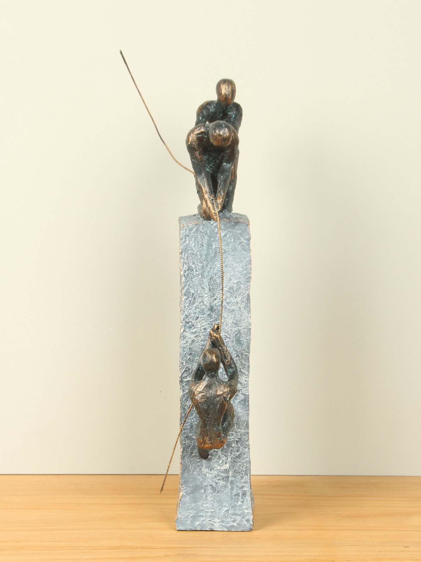 Beeld voor binnen - Bronskleurig - Polystone - Op elkaar vertrouwen - 43x18x5 cm - Afbeelding 2