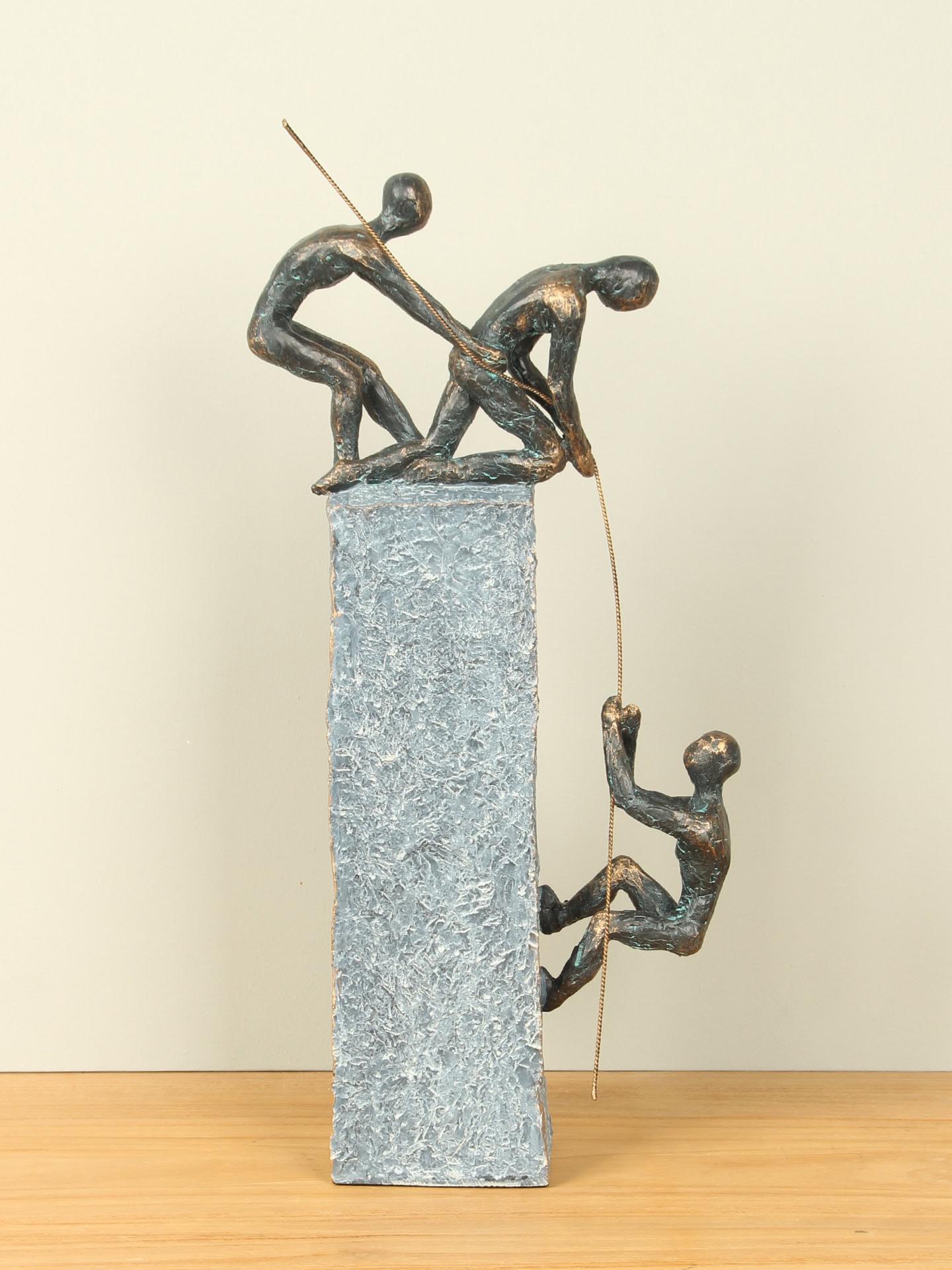 Beeld voor binnen - Bronskleurig - Polystone - Op elkaar vertrouwen - 43x18x5 cm - Afbeelding 3