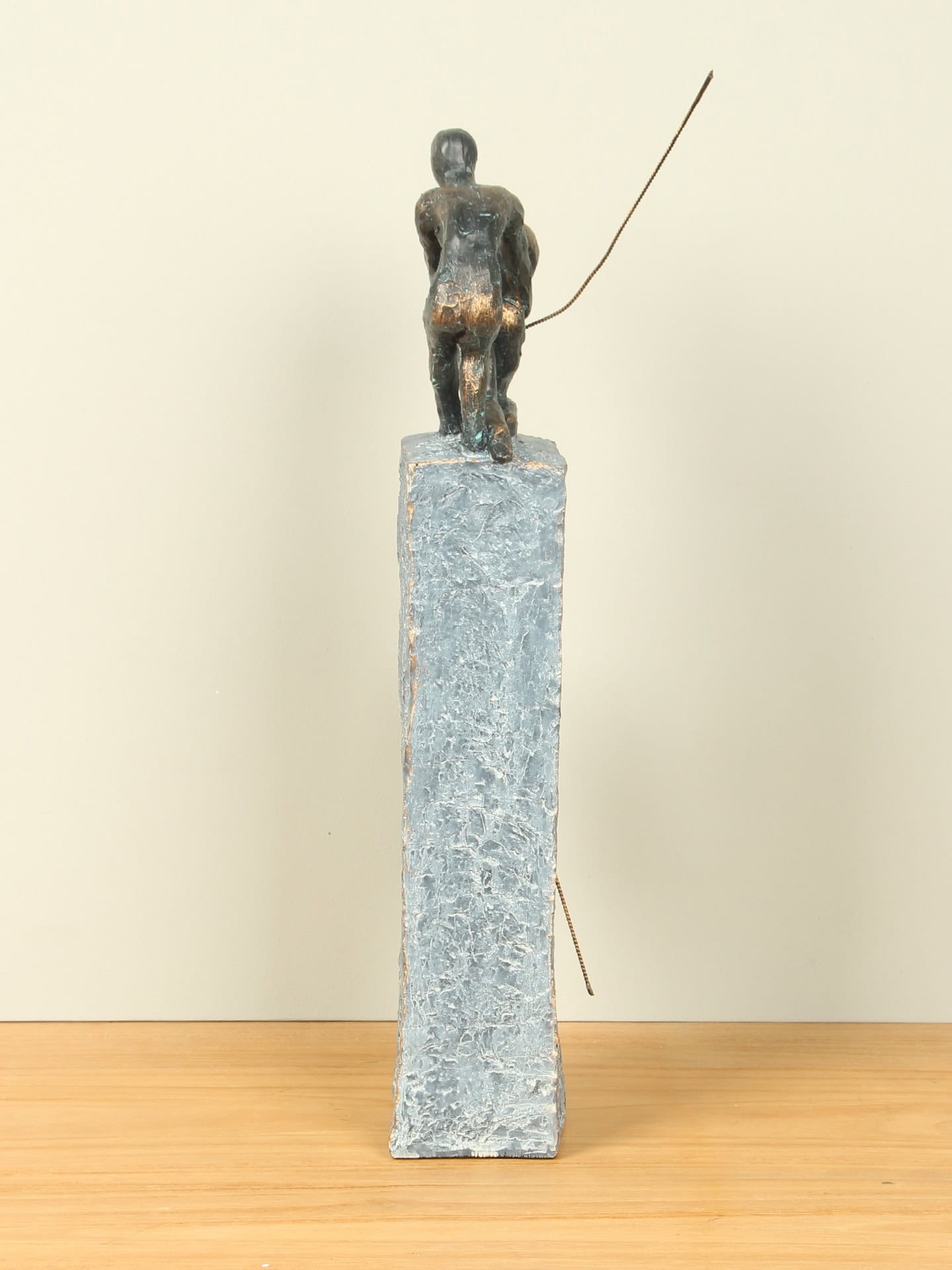 Beeld voor binnen - Bronskleurig - Polystone - Op elkaar vertrouwen - 43x18x5 cm - Afbeelding 4