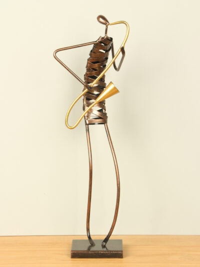 Beeld voor binnen – Bruin – Metaal – Muzikant saxofoon – 47x14x10 cm