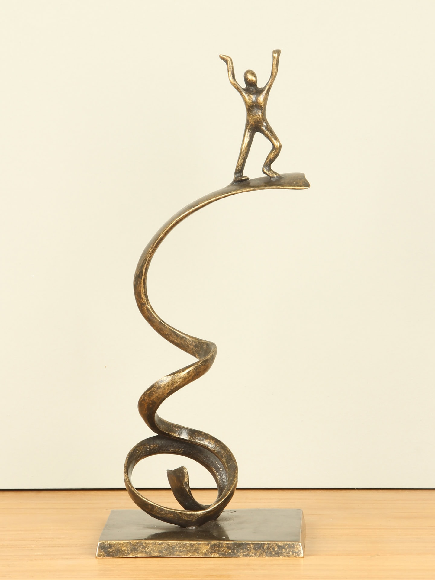 Beeld voor binnen of buiten - Brons - De Overwinnaar - 33x13x8 cm