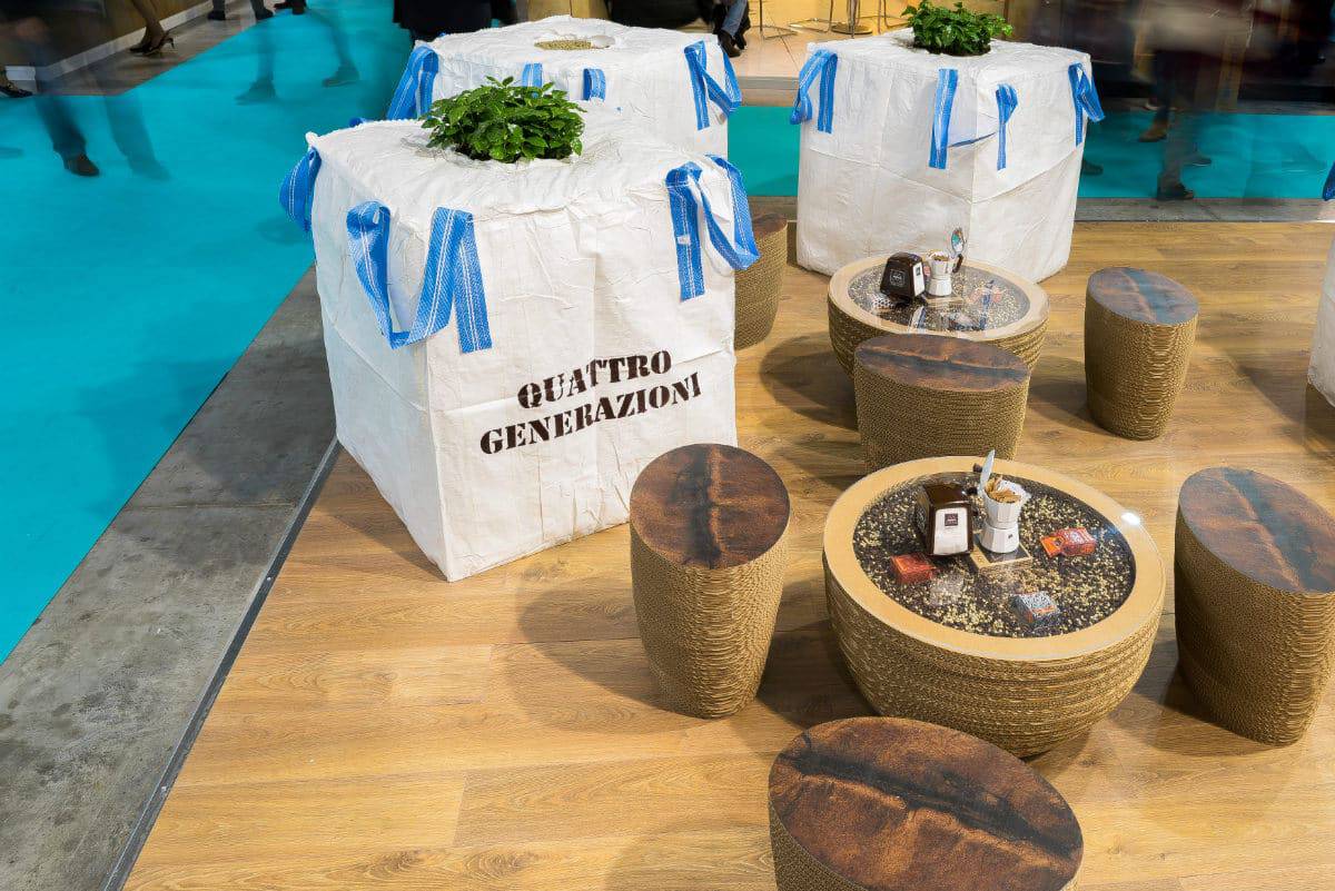 Decorative tables with white covers and blue ribbons at Stand Mokito 2017 event.
