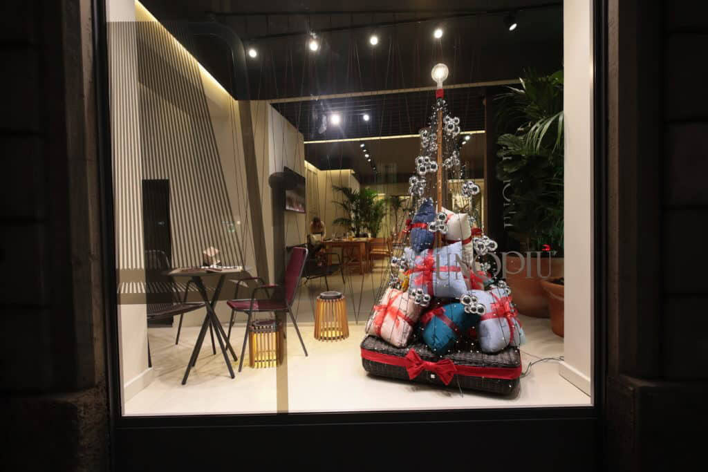 Architects for unopiu' 14 Hit Architects ©Domenicolops 25 - This Year Our Studio Had The Honor Of Creating The Christmas Tree For Unopiu'S Showroom In Milan As Part Of The Milan Design Xmas Event. Our Tree, Titled &Quot;The Empire Of Lights&Quot; Is A Festive Reinterpretation Inspired By Magritte'S Famous Streetlamp, Combined With An Imaginary Giant Version Of The Castiglioni'S Lampadina. The Result Is A Beacon Of Light On Christmas Night, Guiding The Way To Festive Surprises.