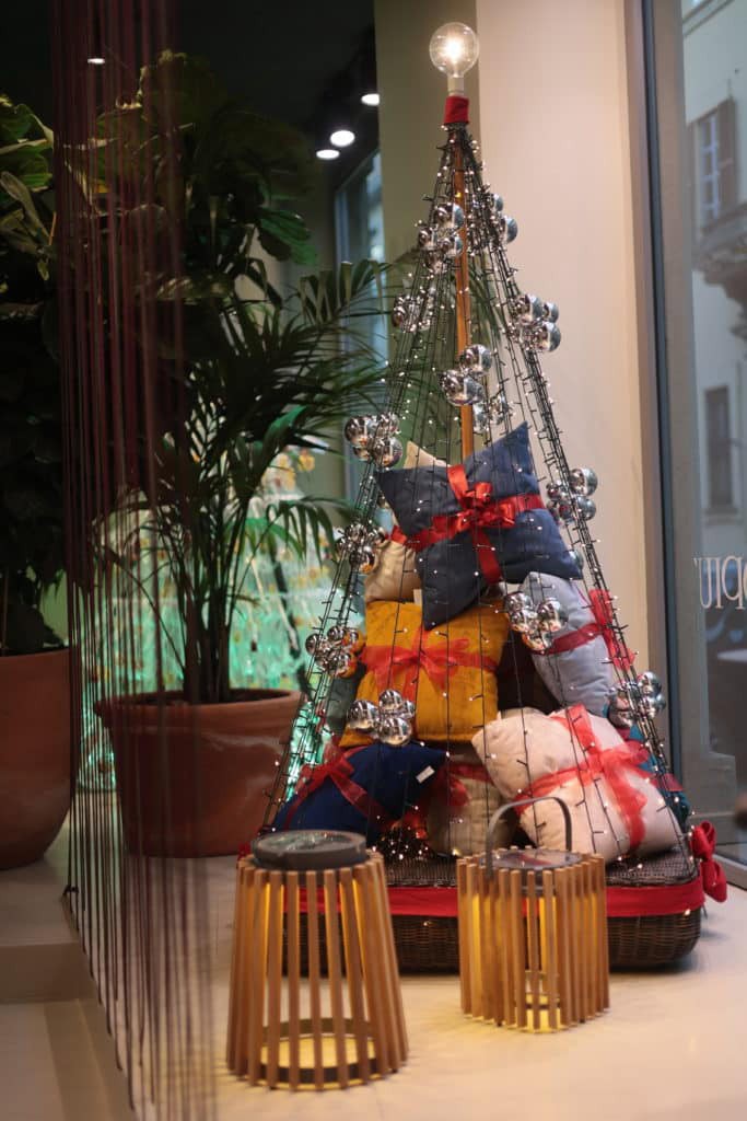 Architects for unopiu' 3 Hit Architects ©Domenicolops 3 - This Year Our Studio Had The Honor Of Creating The Christmas Tree For Unopiu'S Showroom In Milan As Part Of The Milan Design Xmas Event. Our Tree, Titled &Quot;The Empire Of Lights&Quot; Is A Festive Reinterpretation Inspired By Magritte'S Famous Streetlamp, Combined With An Imaginary Giant Version Of The Castiglioni'S Lampadina. The Result Is A Beacon Of Light On Christmas Night, Guiding The Way To Festive Surprises.