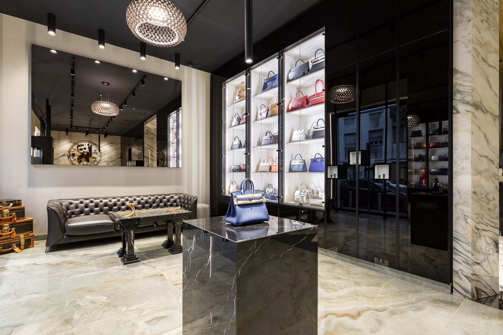 Luxury handbag display in Ruzza Orologi & Bags store by arcHITects srl.