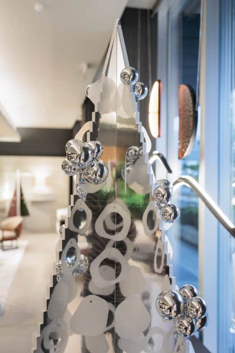 Modern Decorative Mirror With Metallic Spheres In Gioia Atelier Christmas 2025.