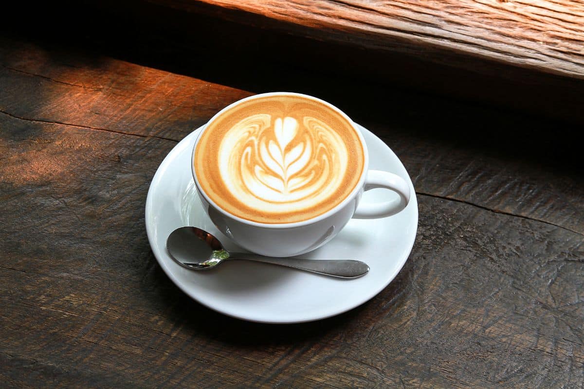 Il trouve son café trop cher, appelle la police