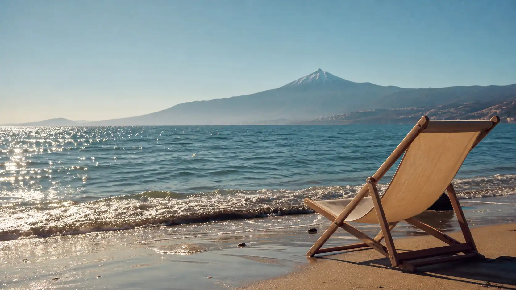 Tenerife en février, plage et Teide enneigé