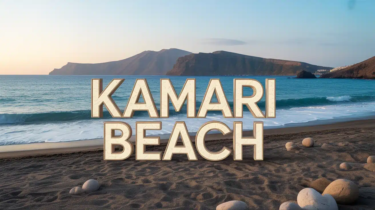 Plage Kamari Beach sable noir et mer turquoise