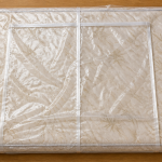 bache matelas transparente sur lit avec accessoires demenagement