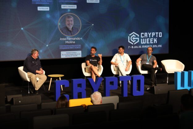 Panel-de-expertos-en-la-Crypto-Week-scaled-1