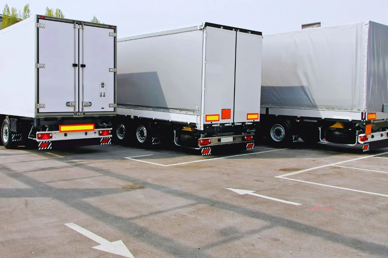 parking de camiones – IP Maximizando la Eficiencia de Carga: Las Ventajas de Utilizar un Semirremolque